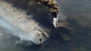 Mount Etna Erupts Again: Europe’s Most Active Volcano Awakens with Fiery Spectacle 1 mt etna worthy news