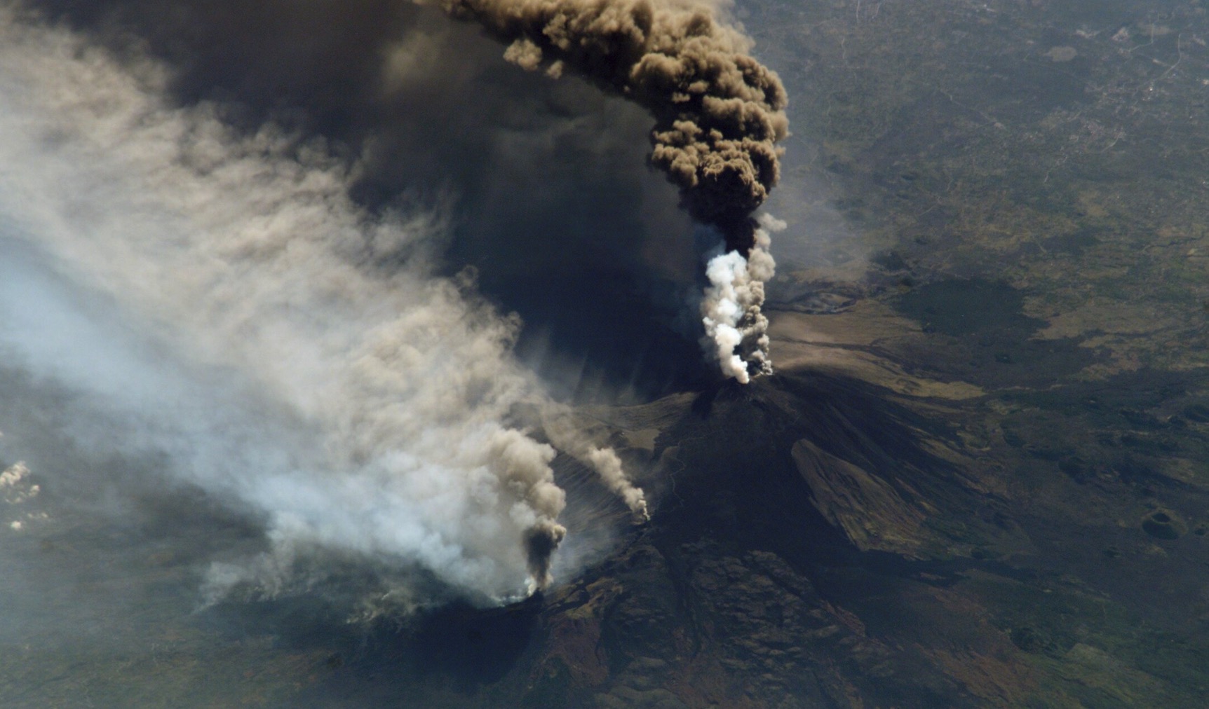 Mount Etna Erupts Again: Europe’s Most Active Volcano Awakens with Fiery Spectacle 4 mt etna worthy news